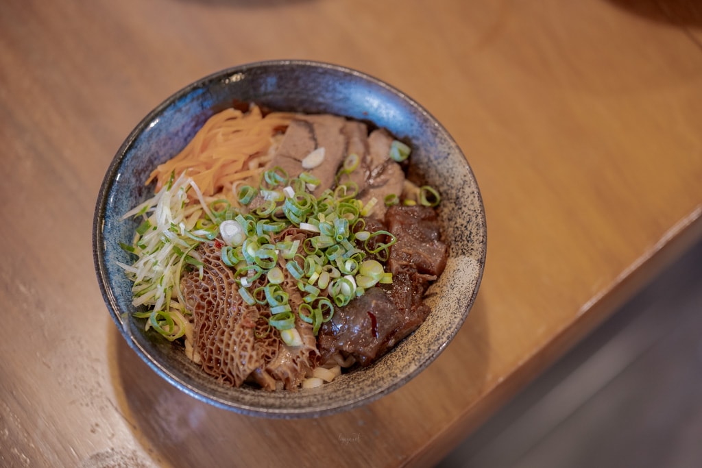 花蓮市區|再回首精緻牛/羊肉麵|經濟實惠湯頭好喝、料多味美、超推牛三寶乾拌麵 - 第27張圖