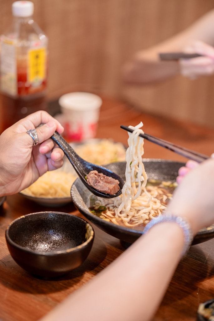 花蓮市區|再回首精緻牛/羊肉麵|經濟實惠湯頭好喝、料多味美、超推牛三寶乾拌麵 - 第23張圖
