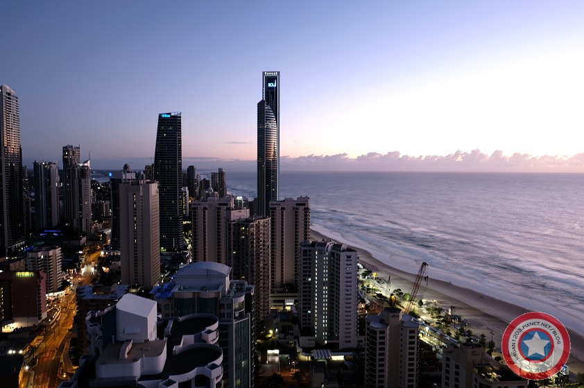 〔黃金海岸。Gold Coast〕。鳥勘海岸線，住宿最高大樓｜Ｑ1